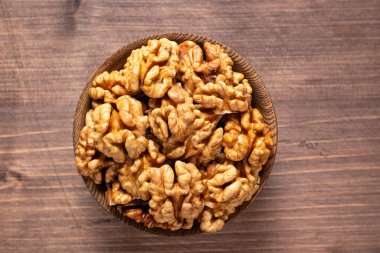 Ahşap arka planda bir kasede ceviz