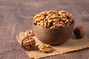 Ahşap arka planda bir kasede ceviz