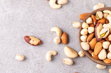 Sağlıklı karışık fındık. Badem, fındık, fındık, fıstık, fıstık, fıstık, Brezilya fıstığı.