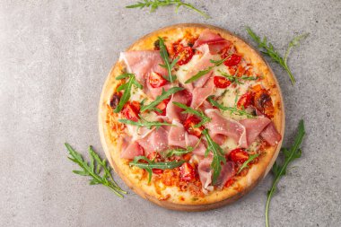 Prosciutto, jambon, roka, ıspanak, domates, pesto, peynir ve parmesanlı pizza. İtalyan mutfağı
