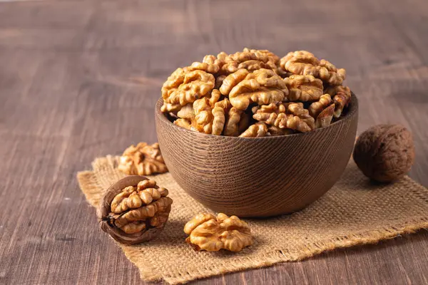 Ahşap arka planda bir kasede ceviz