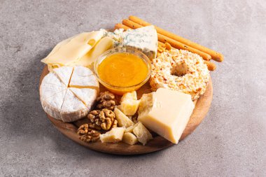 Çeşitli peynirler ve zeytinlerle ahşap tahta. Krem peynir. Camembert peyniri. Parmesan, feta, mavi peynir. İtalyan, Fransız peyniri