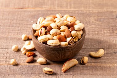 Sağlıklı karışık fındık. Badem, fındık, fındık, fıstık, fıstık, fıstık, Brezilya fıstığı.