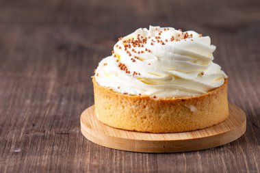 Krem şantili limonlu turtalar, beyaz arka planda çikolata parçaları.