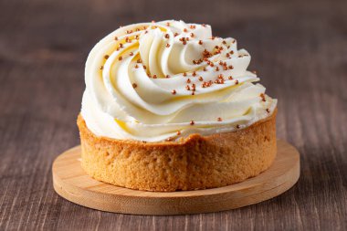 Krem şantili limonlu turtalar, beyaz arka planda çikolata parçaları.