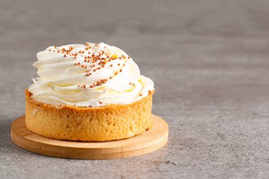 Krem şantili limonlu turtalar, beyaz arka planda çikolata parçaları.