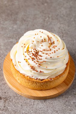 Krem şantili limonlu turtalar, beyaz arka planda çikolata parçaları.