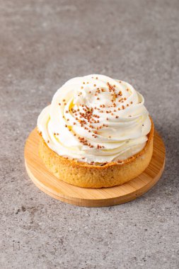 Krem şantili limonlu turtalar, beyaz arka planda çikolata parçaları.