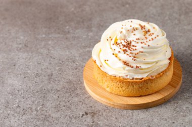 Krem şantili limonlu turtalar, beyaz arka planda çikolata parçaları.