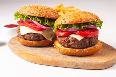 Sığır eti, soğan, domates, marul, peynir ve baharattan yapılmış hamburger. Taze burger yakın plan. Çizburger..