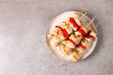 Izgara tavuk şişi. Limonlu ve salatalı Satay. Soslu kebap.. 