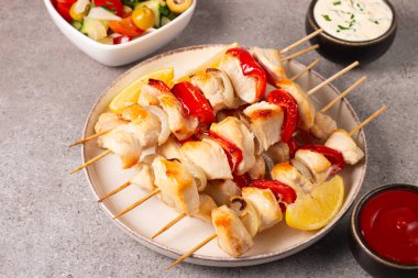 Izgara tavuk şişi. Limonlu ve salatalı Satay. Soslu kebap.. 