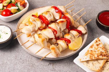 Izgara tavuk şişi. Limonlu ve salatalı Satay. Soslu kebap.. 