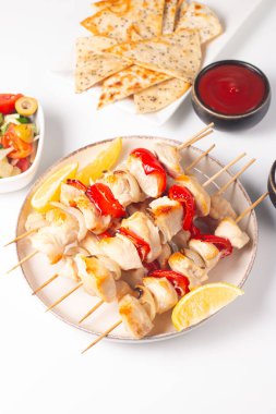Izgara tavuk şişi. Limonlu ve salatalı Satay. Soslu kebap.. 