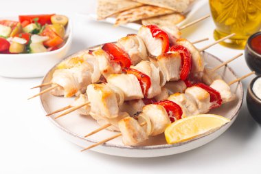 Izgara tavuk şişi. Limonlu ve salatalı Satay. Soslu kebap.. 