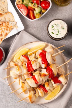 Izgara tavuk şişi. Limonlu ve salatalı Satay. Soslu kebap.. 