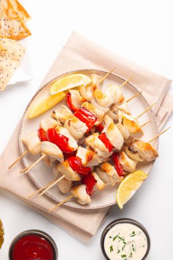 Izgara tavuk şişi. Limonlu ve salatalı Satay. Soslu kebap.. 