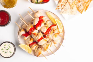 Izgara tavuk şişi. Limonlu ve salatalı Satay. Soslu kebap.. 