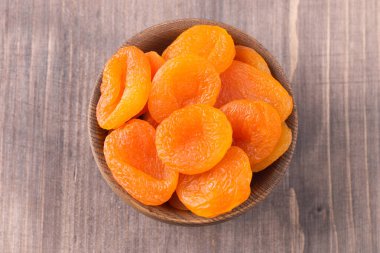 Kavanozda kurutulmuş kayısı. Kurutulmuş meyve. 