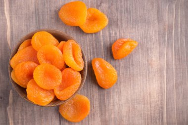 Kavanozda kurutulmuş kayısı. Kurutulmuş meyve. 