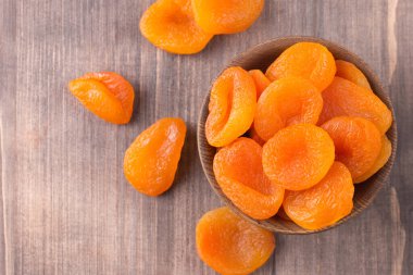 Kavanozda kurutulmuş kayısı. Kurutulmuş meyve. 