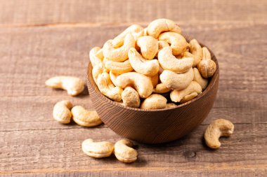 Ahşap bir kasede organik kavrulmuş kaju fıstığı. Üst görünüm. 