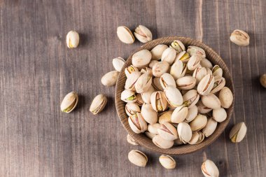 Ahşap bir kasede organik kavrulmuş şam fıstığı. Üst görünüm. 