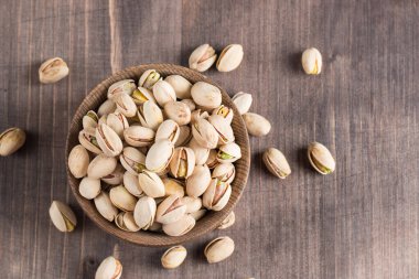 Ahşap bir kasede organik kavrulmuş şam fıstığı. Üst görünüm. 