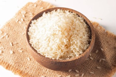 Tahta bir kasede pişmemiş beyaz pirinç. Sağlıklı gevrek kavramı