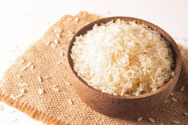 Tahta bir kasede pişmemiş beyaz pirinç. Sağlıklı gevrek kavramı