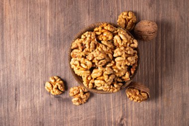 Ahşap arka planda bir kasede ceviz