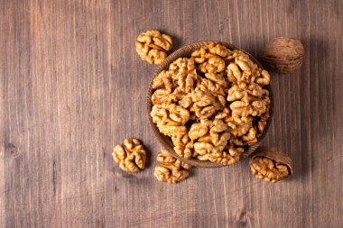 Ahşap arka planda bir kasede ceviz