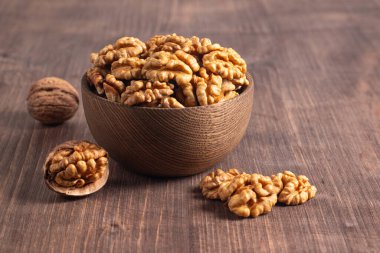 Ahşap arka planda bir kasede ceviz