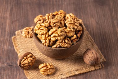 Ahşap arka planda bir kasede ceviz