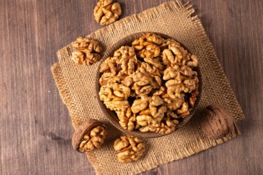 Ahşap arka planda bir kasede ceviz