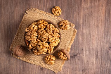 Ahşap arka planda bir kasede ceviz