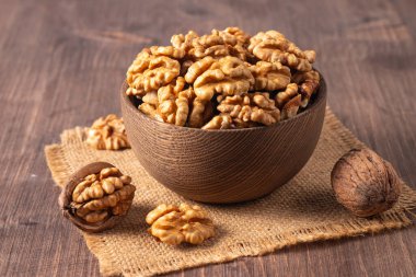 Ahşap arka planda bir kasede ceviz