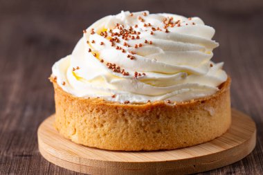 Krem şantili limonlu turtalar, beyaz arka planda çikolata parçaları.