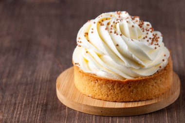 Krem şantili limonlu turtalar, beyaz arka planda çikolata parçaları.