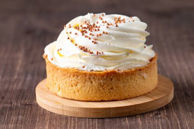 Krem şantili limonlu turtalar, beyaz arka planda çikolata parçaları.