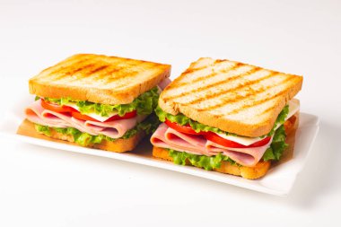 Jambonlu sandviç, peynirli, domatesli ve marullu.