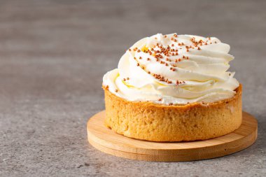 Krem şantili limonlu turtalar, beyaz arka planda çikolata parçaları.