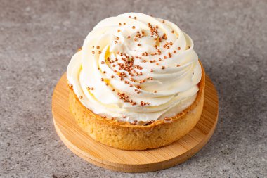 Krem şantili limonlu turtalar, beyaz arka planda çikolata parçaları.