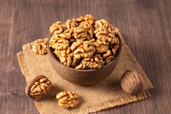 Ahşap arka planda bir kasede ceviz