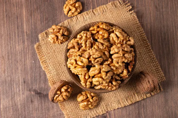 Ahşap arka planda bir kasede ceviz