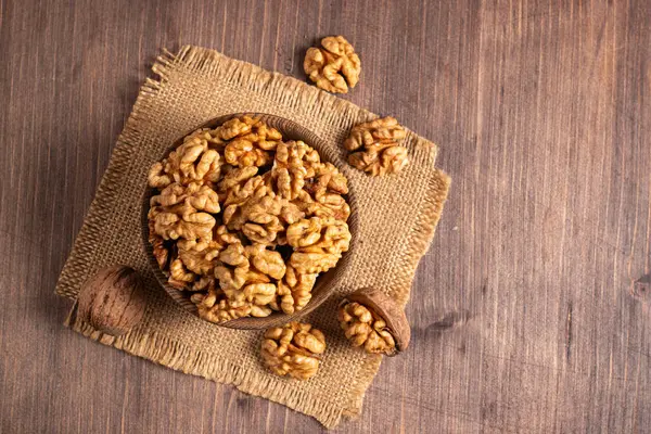 Ahşap arka planda bir kasede ceviz