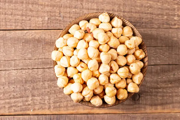 Tahta bir kasede organik fındık. Vejetaryen gıda konsepti. 