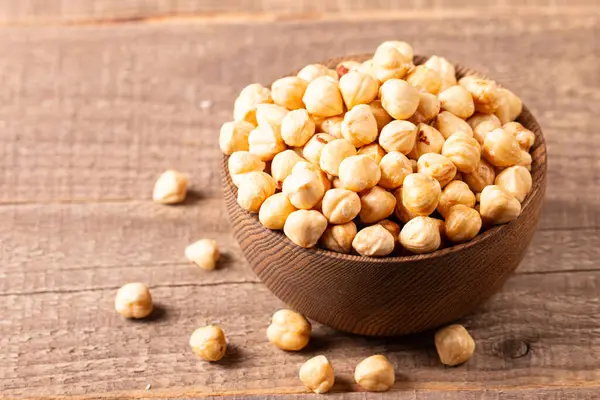 Tahta bir kasede organik fındık. Vejetaryen gıda konsepti. 