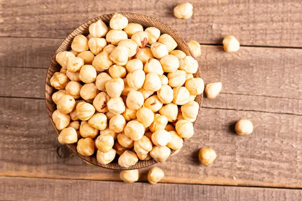 Tahta bir kasede organik fındık. Vejetaryen gıda konsepti. 