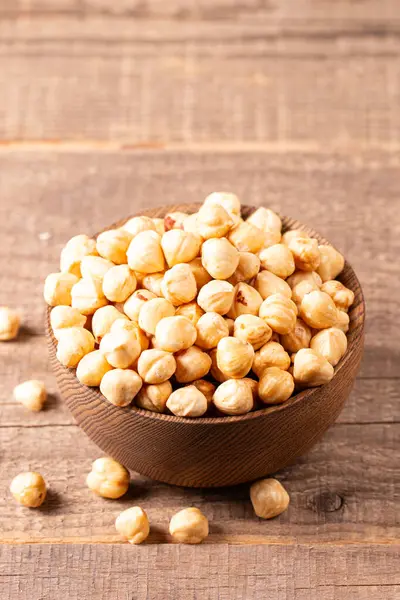 Tahta bir kasede organik fındık. Vejetaryen gıda konsepti. 